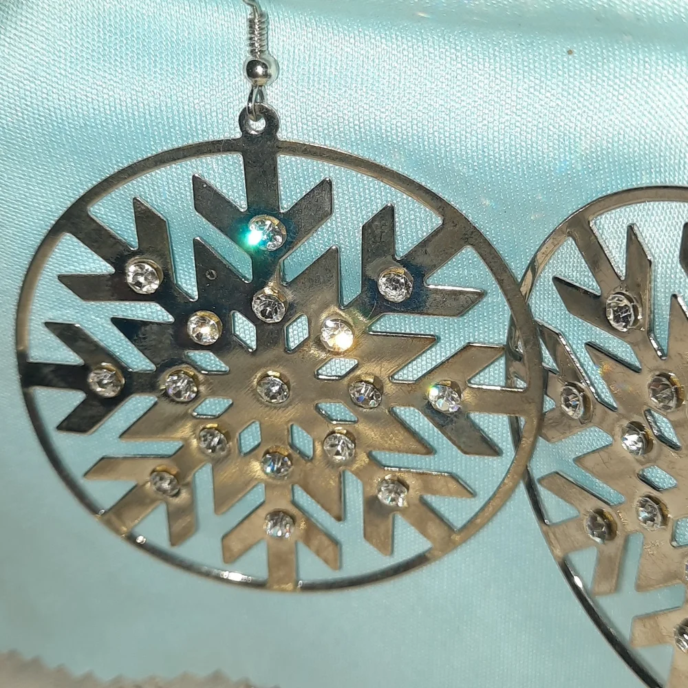 Snowflake Earrings...FunFun Fun! - Picture 2 of 5